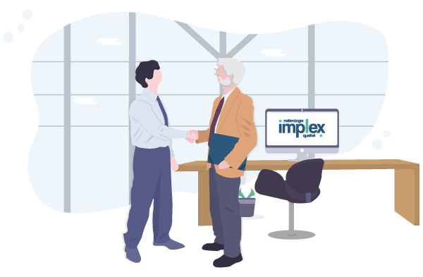 Management : deux hommes se serrant la main devant un bureau avec un ordinateur présentant le logo Implex